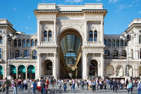 Milánó Vittorio Emanuele II gallery külső egy napsütéses napon — Stock Fotó