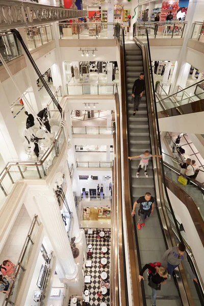 Selfridges interior de grandes almacenes con escaleras mecánicas en Londres —  Fotos de Stock