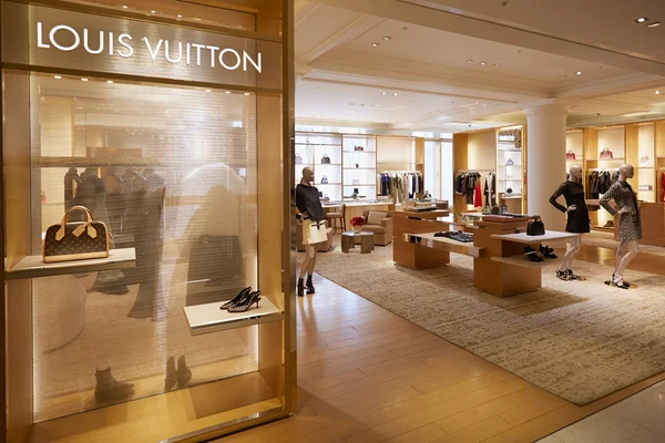 런던의 셀 프리 지 스 백화점에서 Louis Vuitton 상점 — 스톡 사진