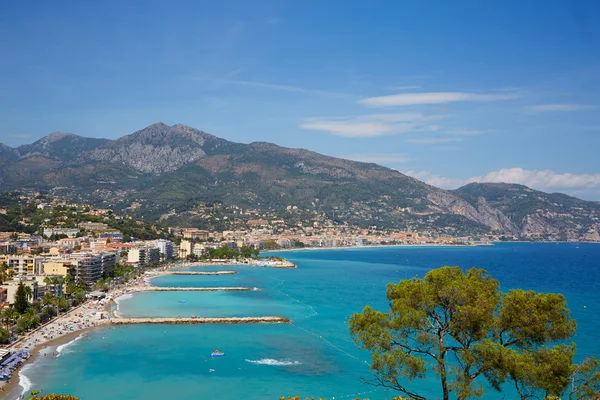 Cap Martin y Roquebrune, costa riviera francesa con mar azul en un día soleado — Foto de Stock