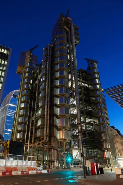 Lloyds skyscraper in the City, financial district in London at night — Stock Fotó