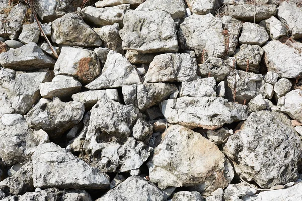 Сухая стена из грубых камней при солнечном свете, средиземноморское побережье — стоковое фото