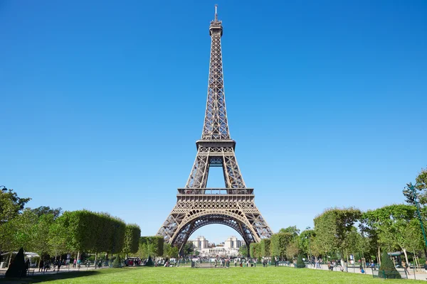 Torre Eiffel, dia ensolarado de verão com céu azul e grama verde em Paris — Fotografia de Stock