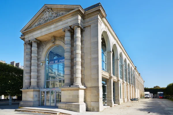 Jeu de paume Gebäude an einem sonnigen Nachmittag in Paris. — Stockfoto