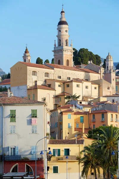 Mentone, vecchie case di città e chiesa al mattino, Riviera Francese, Francia — Foto Stock