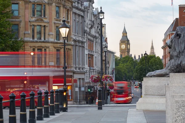 Big Ben met rode London bus doorgeven gezien van Trafalgar Vierkant, ochtend — Stockfoto