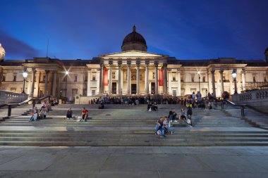 İnsanlar akşam ile Londra'da Trafalgar Meydanı, Ulusal Galeri