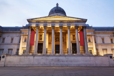 Londra'da gece karanlığında ışıklı National Gallery cephe