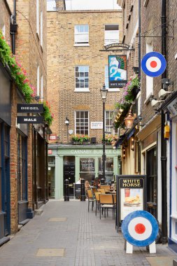 Evler ve Londra barda ile tipik Newburgh sokak