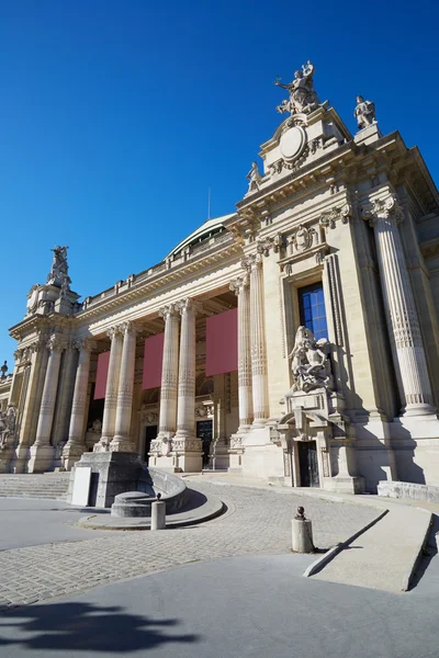 Palazzo del Grand Palais in una giornata di sole, cielo blu a Parigi — Foto Stock