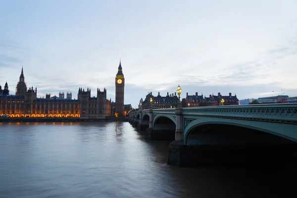 Big Ben en Paleis van Westminster in de schemering in Londen, natuurlijk licht — Stockfoto