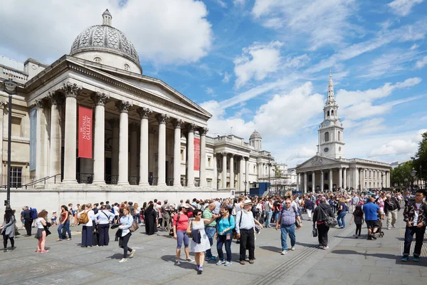 La Galería Nacional y Trafalgar Square en Londres con los turistas en verano — Foto de Stock