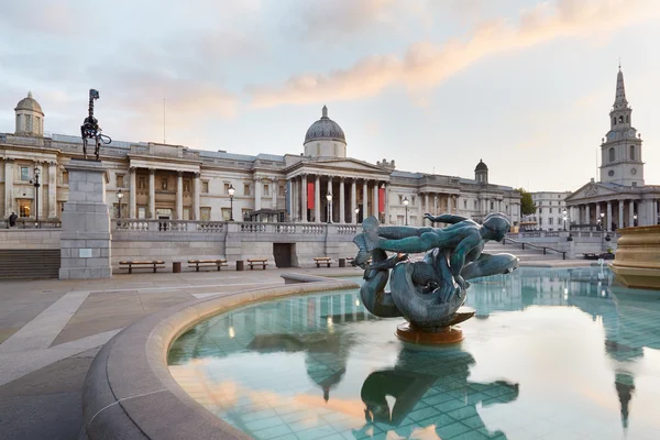 Empty Trafalgar square, National gallery in the early morning in London — Stockfoto