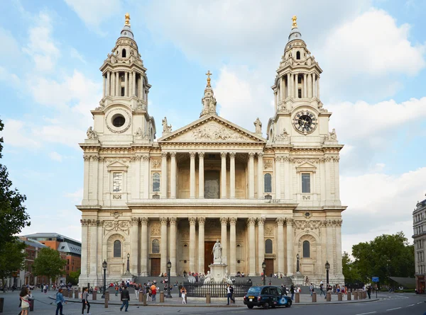 St Paul's cathedral fasad med människor i London — Stockfoto