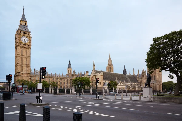 Биг Бен и здания парламента рано утром в Лондоне — стоковое фото