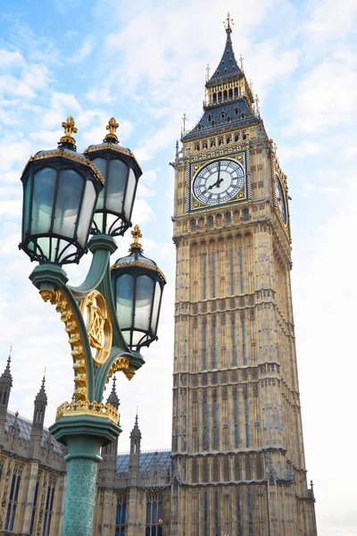 Big Ben view with ancient street lamp in London — Zdjęcie stockowe