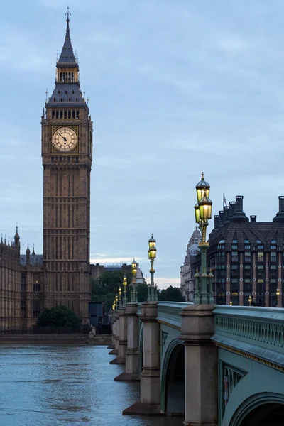 Big Ben und beleuchtete Brücke am frühen Morgen in London — Stockfoto