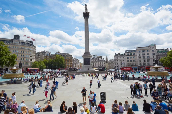 Trafalgar Square em um dia ensolarado, pessoas e turistas em Londres — Fotografia de Stock