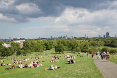 Primrose hill üst Londra şehir manzaralı ve insanlar