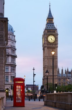Big Ben ve sabahın erken saatlerinde kırmızı Londra arama kutusu
