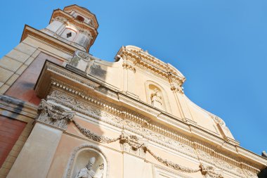 Menton, mavi gökyüzü, Fransa ile Penitents Blancs Kilisesi