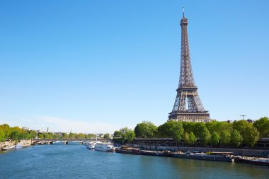 Eyfel Kulesi ve Paris açık güneşli bir günde Seine Nehri