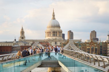 İnsanlar yürürken, insanlar ve St Paul'ın Katedrali Londra'da Millennium Köprüsü