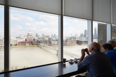 Tate Modern Sanat Galerisi kafe iç Londra insanlarla