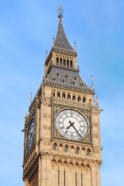 Big ben close up in London, blue sky — Stock Photo, Image