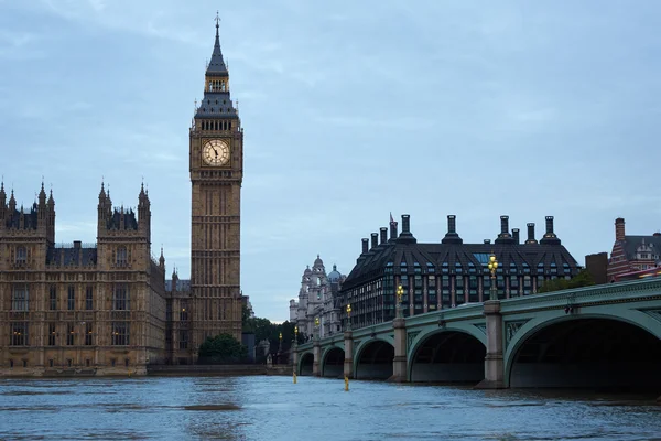 Big Ben y el puente, el tráfico al anochecer en Londres —  Fotos de Stock