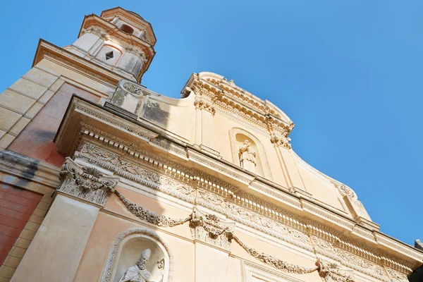 マントン、白色苦業会礼拝堂の教会と青い空、フランス — ストック写真