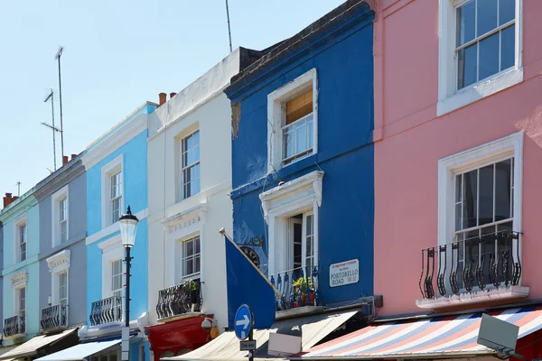 Portobello Road abrite des façades colorées par une journée ensoleillée à Londres — Photo