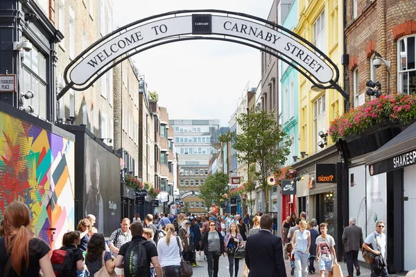 Carnaby street, знаменита торгова вулиця з людьми у сонячний день в Лондоні — стокове фото