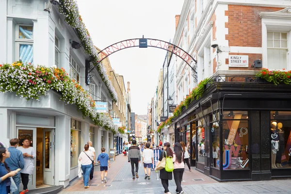 Carnaby 거리, 런던에 있는 사람들과 함께 유명한 쇼핑 거리 — 스톡 사진