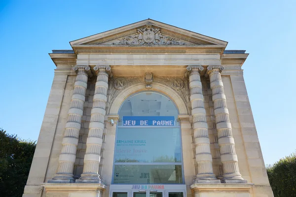 Fachada del edificio Jeu de Paume en una tarde soleada en París — Foto de Stock