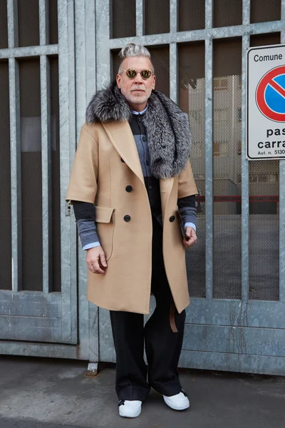 Hombre con abrigo beige posa para fotógrafos antes del desfile de moda de Emporio Armani —  Fotos de Stock