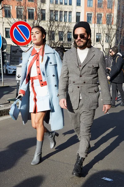 Pareja posa para fotógrafos antes del desfile de moda de Emporio Armani —  Fotos de Stock