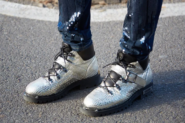 Man poses for photographers with silver crocodile leather Moschino shoes, street style — Zdjęcie stockowe