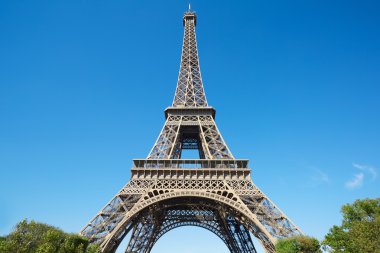 Eyfel Kulesi, Paris açık mavi gökyüzü güneşli yaz gün