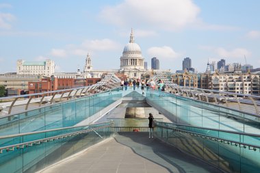 İnsanlar yürürken, insanlar ve St Paul'ın Katedrali Londra'da Millennium Köprüsü