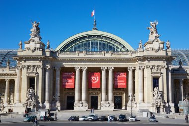 Paris güneşli bir günde Grand Palais sarayda