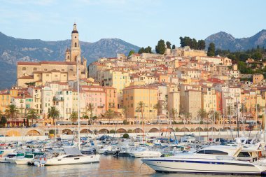 Menton, eski şehir ve liman sabahın erken saatlerinde görüntüleyin