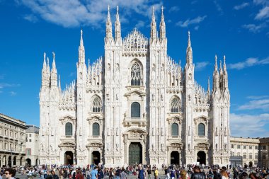 Güneşli bir gün insanlar ile Milano Duomo Gotik Katedrali