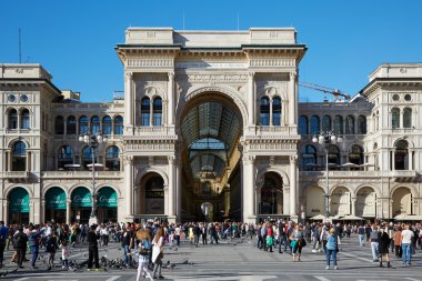 Milan Vittorio Emanuele Galerisi dış güneşli bir gün insanlar ile