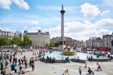 Güneşli bir gün, insanlar ve turistlerin Londra'da Trafalgar Meydanı