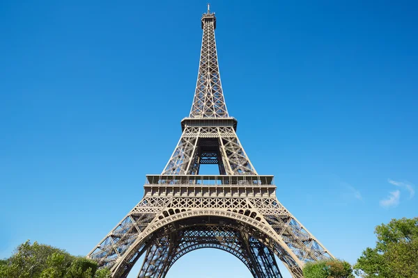 Menara Eiffel, musim panas yang cerah dengan langit biru cerah di Paris — Stok Foto