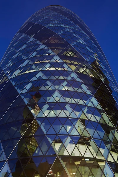 30 St. Mary Axe épület vagy uborka világít éjjel Londonban — Stock Fotó