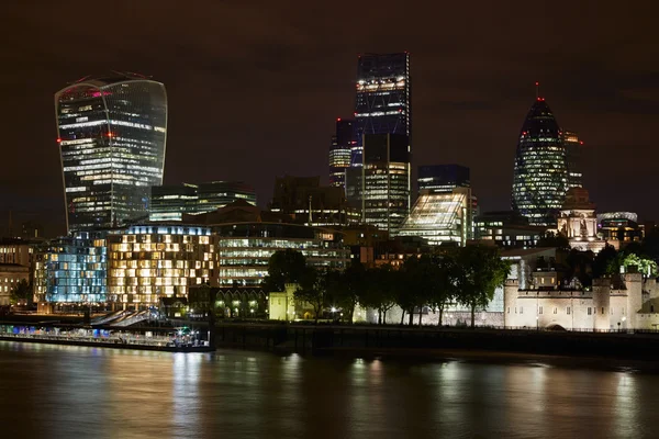 London felhőkarcolók skyline view megvilágított éjszakai Thames — Stock Fotó