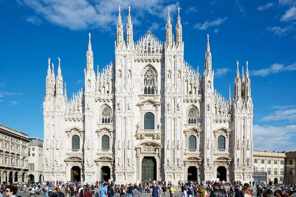 Milan Duomo gothic cathedral with people in a sunny day — Stock Photo, Image