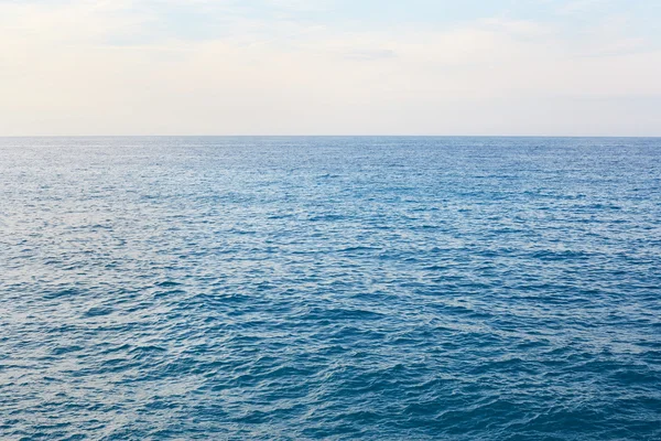 Mediterrâneo azul, mar calmo com horizonte pela manhã — Fotografia de Stock